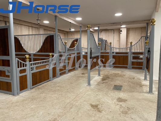 پانل های اصطبل اسب گالوانیزه چوبی Swing Door 3.5m 3.6m ISO9001