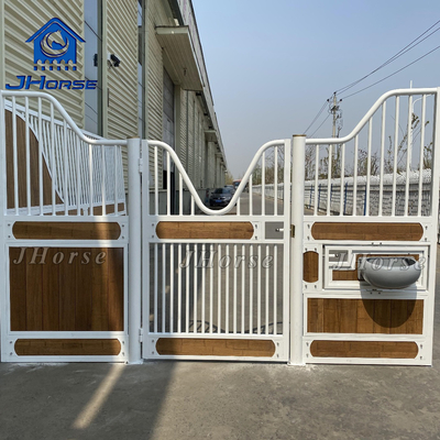 استیبل اسب با درب تکان دهنده و پر کردن کاج چوبی